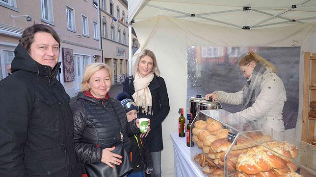 Aleksander Grymak, VeronikaHeymak, Lukas und Lidiia Chermyawskiy genießen den Bummel über den Wochenmarkt. Bedient werden sie von Luisa ...
