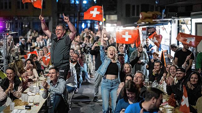 In Biel freuen sich zahlreiche Menschen über Nemos ESC-Sieg.