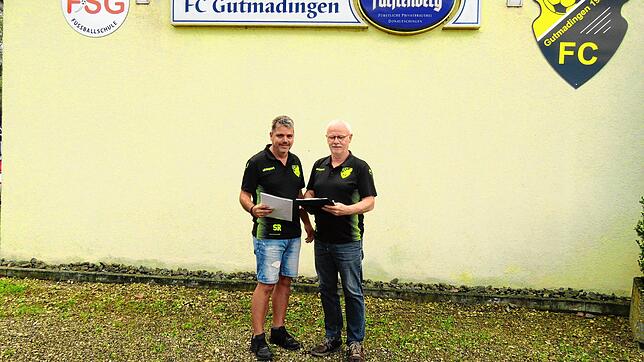 Sie planen zusammen mit der übrigen Vorstandschaft des FC Gutmadingen den Bau eines Soccer-Courts beim Clubheim: Stefan Reiser (links) ...