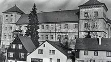 1987: Der erste Schritt der aufwendigen und langjährigen Renovierung des Meßkircher Schlosses bildete die Dachsanierung im Jahr 1986, um ...