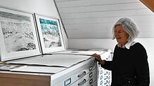 In den Dokumentenschränken ist viel Platz entstanden, nachdem Brigitte Wagner ihren künstlerischen Nachlass vorwiegend an das ...