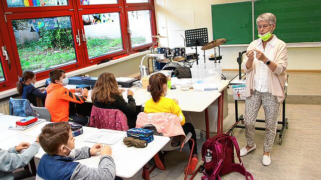 Schulleiterin Ricarda Hellmann (rechts) erklärt den Kindern aus der 6b der Werner-Kirchhofer-Realschule, wie der neue Pooltest funktioniert.