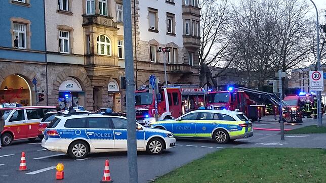 Einsatzkräfte sperren die Spanierstraße auf Höhe des Hallenbads.