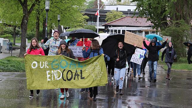 Etwa 60 Jugendliche aus Friedrichshafen und Umgebung waren trotz Regen bei einer Klima-Demonstration im Frühling 2019 dabei. Entlang der ...