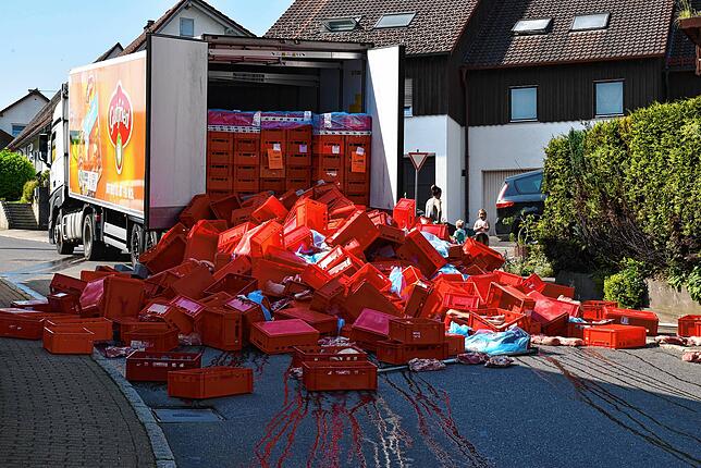 Im Juni 2023 verliert ein Lastwagen bei der Anlieferung ins Gewerbegebiet seine Ladung. Mehrere Tonnen Fleisch landen auf der Dauchinger ...