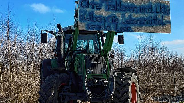 Die Proteste der Landwirte im Hegau gehen weiter. An vielen Hofeinfahrten haben die Landwirte ihre Traktoren mit eindeutigen Nachrichten ...