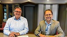 Kämmerer Andreas Ley und Bürgermeister Michael Klinger freuen sich über die Gisela-und-Werner-Stärk-Stiftung.