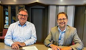 Kämmerer Andreas Ley und Bürgermeister Michael Klinger freuen sich über die Gisela-und-Werner-Stärk-Stiftung.