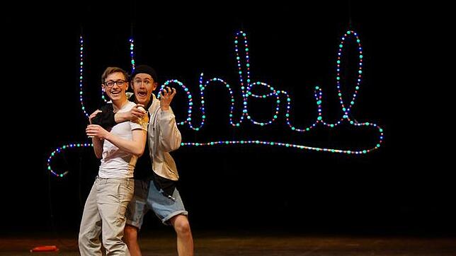 Baldouin Bee und Jan Samuel Stein erzählten im Schauspiel auf der Bühne von der schwierigen Identitätssuche zweier Jugendlicher.