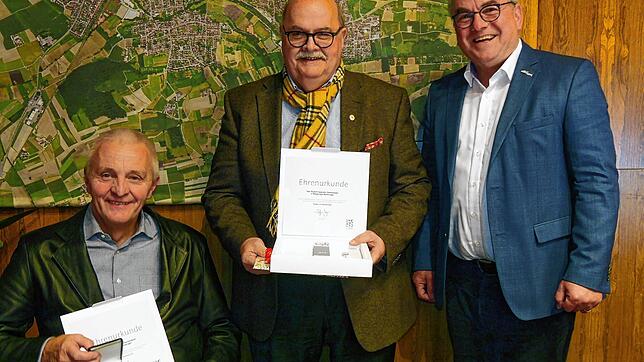Hermann Wieland und Rudi Caserotto (v.l.) werden für ihre langjährige Gemeinderatstätigkeit ausgezeichnet. Die Ehrenabzeichen überreicht ...