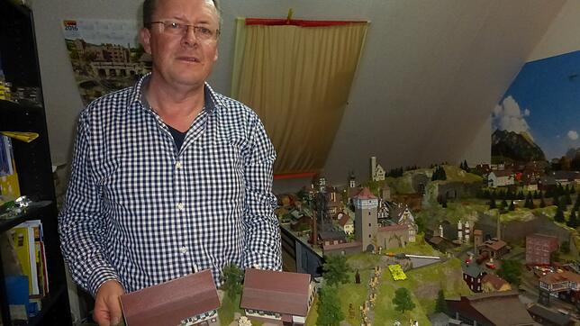 Der neue Ortsvorsteher von Hondingen, Rolf Schwenk, bastelt im Winter gerne an seiner Modellbahnanlage. Diese hält er für schöner als ...