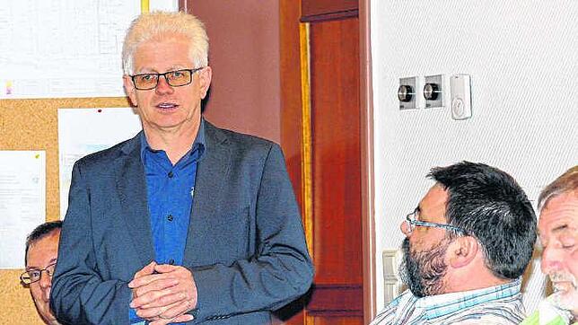 trix_sw_premium_wanderweg_2 Hans-Peter Weis von der Tourist-Info stellt seine Idee für einen Premium-Wanderweg den Räten vor.