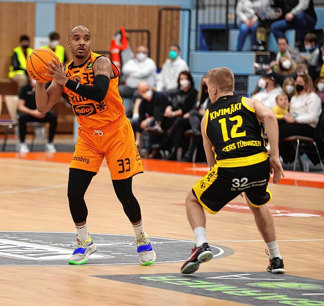 Kapitän Chris Frazier (am Ball) feierte nach fast drei Monaten Verletzungspause eine durchwachsene Rückkehr aufs Parkett.