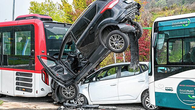 Regelrecht aufeinander geschoben hat ein Bus zwei andere Autos bei einem Unfall in Oberkochen.