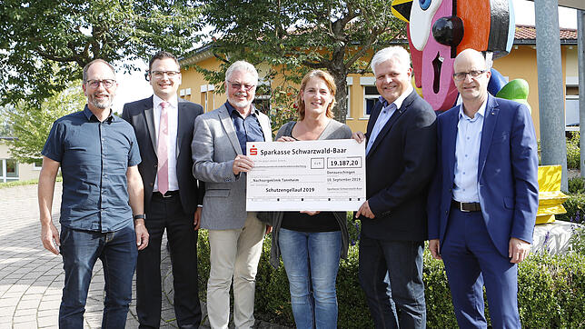 Spendenübergabe mit, von links: Stefan Zimmermann (Mitinitiator), Benedikt Grießhaber (Sparkasse Schwarzwald Baar), Roland Wehrle ...