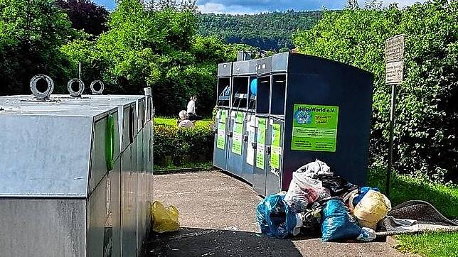 Immer wieder wird Müll bei Altkleidercontainern abgestellt, so wie hier bei der Stadthalle in Tiengen. Auch scheinen die Container ...