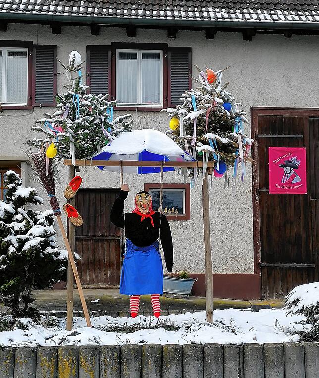 Eine einsame Bergli-Hexe schaukelt in der Riedböhringer Ringstraße vor dem Haus der Familie von Markus Maier, und vertreibt sich so die ...