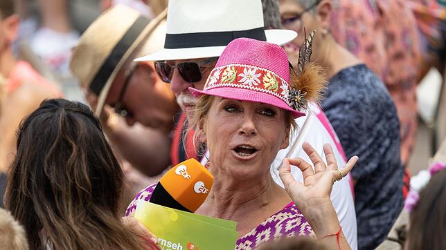 Moderatorin Andrea Kiewel sorgte zum Fernsehgarten-Auftakt im neuen Jahr für heitere Stimmung.