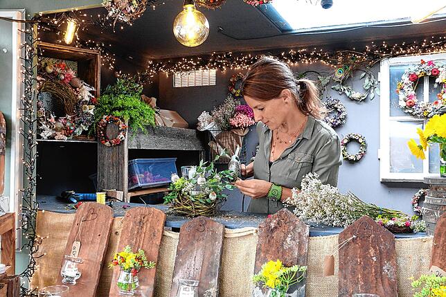 Bei Bettina Weißenberger gibt es auf dem Unterkirnacher Naturpark-Markt allerlei Dekoratives aus getrockneten Kräutern und Blüten.