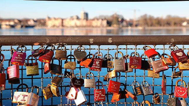 Am Steg der Imperia in Konstanz hängen Schlösser, mit der Paare ihre Liebe verewigen.