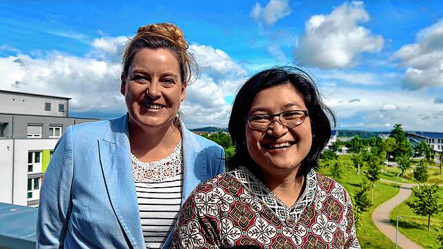 Wirtschaftsförderin Henriette Stanley (links) und Projektleiterin Nurul Aini sind froh, dass die Bemühungen um Auszubildende für den ...