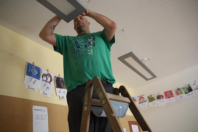 Elektriker Manuel Riesterer stattet in der Klosterringschule die Klassenzimmer mit neuen Leuchten, Steckdosen und Multimedia-Anschlüssen ...