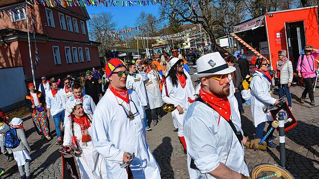 Hochbetrieb für die Narren: Seit morgens um fünf Uhr ist Lucian Götz (links mit Mütze) mit dem Fanfarenzug schon unterwegs, bevor auf ...