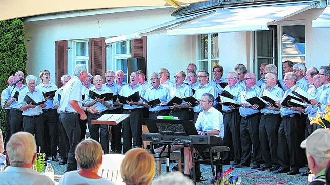 Der Männergesangverein Friedrichshafen-Fischbach bei seiner Sommerserenade. Bild: Christian Lewang