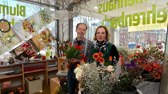 Eberhard und Monika Röger in ihrem Blumenhaus. Nach 52 Jahren schließt das traditionsreiche Geschäft, das von Wolfgang und Gisela ...