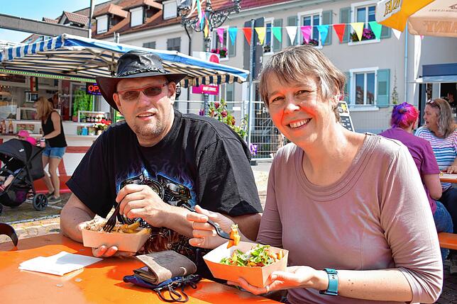 Christina Stadelmann und Frank Selg aus Meersburg genießen ihre Pommes &bdquo;US-Style&ldquo; mit Pulled Pork und Pommes ...