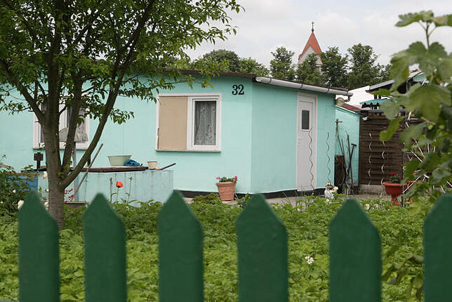 Die Gartenlaube in Senftenberg (Brandenburg), in der 20 Polizeibeamte vom Landeskriminalamt Brandenburg am 13. Juni 2010 den Taximörder ...