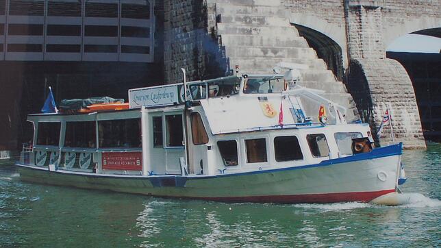 Das Ausflugsschiff "Löwe von Laufenburg" durchfährt die Schleuse des Kraftwerks Laufenburg.