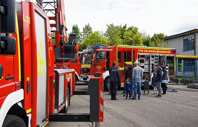 Fahrzeugschau: Auf großes Interesse stießen auch die ausgestellten Feuerwehrfahrzeuge von Löschfahrzeugen bís zur Drehleiter.