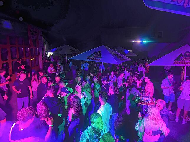 Beim Jubiläumsfest zum 20. Geburtstag des Bömmle herrschte im Innenhof vor dem Bürgerhaus beste Stimmung.