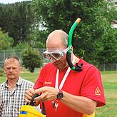 Wie man Helm und Taucherbrille handhabt, zeigt Sebastian Kern.