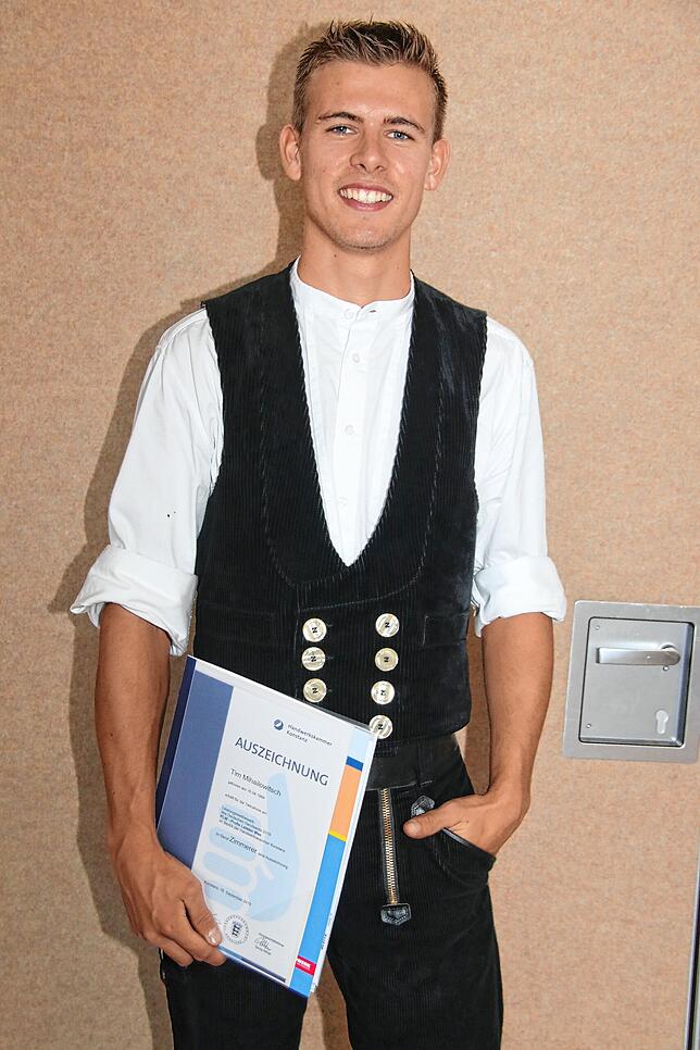 Tim Mihailowitsch, Zimmermann bei der Holzwerkstatt Matthias Ebi erhielt die Auszeichung für den Jahrgangsbesten.