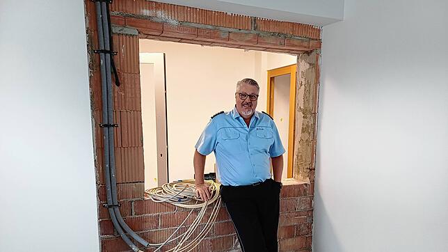 Revierleiter Spencer Diringer zeigt eine der vielen Baustellen im Polizeirevier Rheinfelden. Foto: Maximilian Müller
