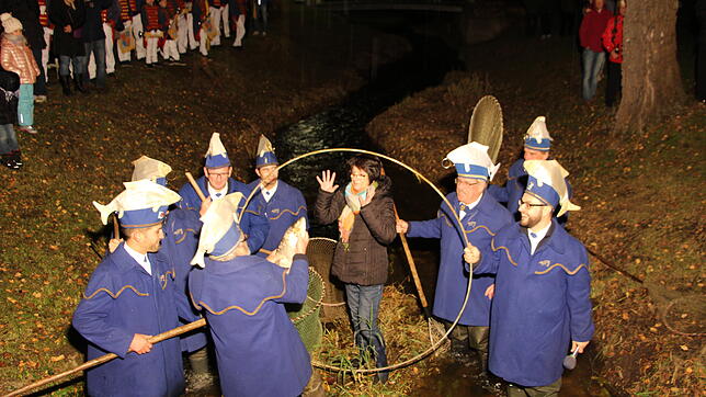 Mit dem dreimaligen Kuss auf‘s Fischmaul tat sich Constanze Egenhofer sehr schwer, musste da aber als neue Trägerin des goldenen ...