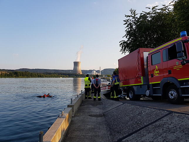 Auf der Höhe des Atomkraftwerks Leibstadt suchen die Einsatzkräfte nach der vermissten Frau.