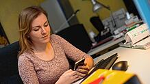 Schnell eine Nachricht nach Hause: Private Kommunikation ist am Arbeitsplatz eigentlich verboten, wird oft aber stillschweigend geduldet.