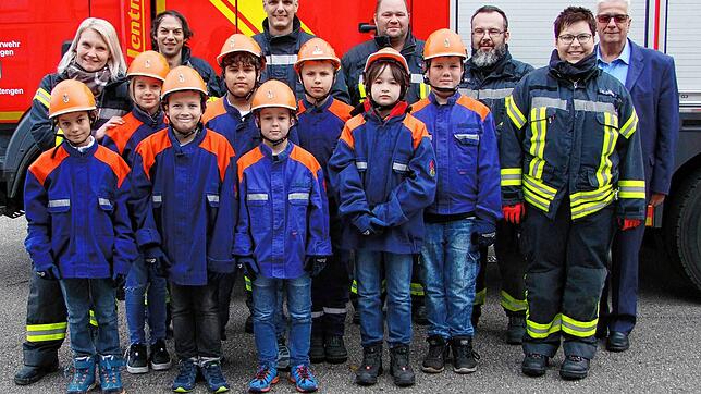 Die Mitglieder der Feuerwehr-AG von der Gemeinschaftsschule Rheintal mit ihren Ausbildern und Beobachtern der Übung (hinten, von links): ...