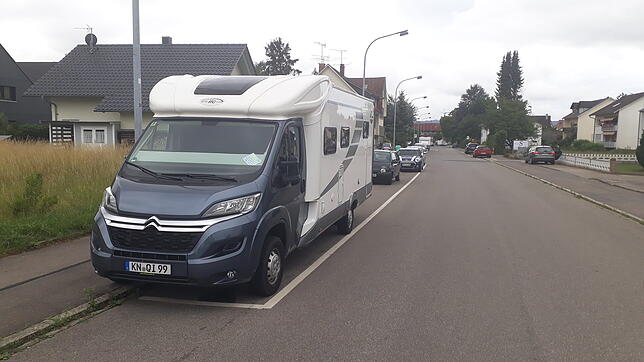 Stein des (anonymen) Anstoßes: Das Wohnmobil in der Litzelstetter Straße. Einige Anwohner störten sich daran.
