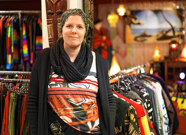 Isadora Bacherle vom &bdquo;Okay&ldquo; in der Höllturmpassge bedient Kunden, die nicht in den Landen kommen dürfen, auch einmal an der ...