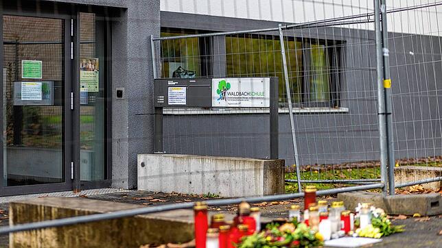 Blumen und Kerzen liegen vor der Waldbachschule.