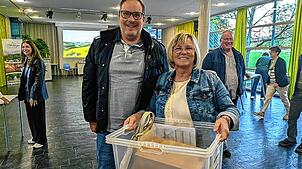 Alexander Mut und Corinna Pieper bringen die Wahl-Unterlagen zum Rathaus.