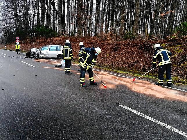 Die Feuerwehr Markdorf war zu Aufräum- und Reinigungsarbeiten vor Ort, da nach dem Zusammenstoß große Mengen Betriebsstoffe ausliefen ...