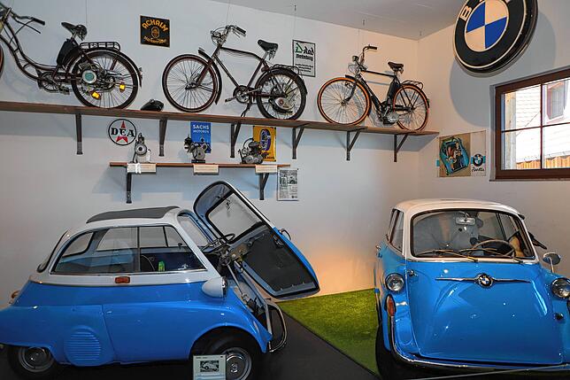 Zwei BMW Isetta mit jeweils zwölf PS aus dem Jahr 1957 und alte Fahrräder. Zwischen 1955 und 1962 wurden 161&nbsp;728 dieser ...