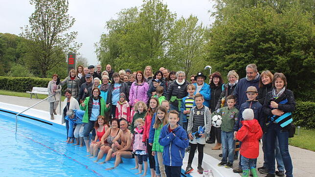 Sehr kühlendes Nass: Trotz regnerischen Wetters besuchten viele Mitglieder von Pro Freibad Waldshut am Eröffnungstag ihr Bad.