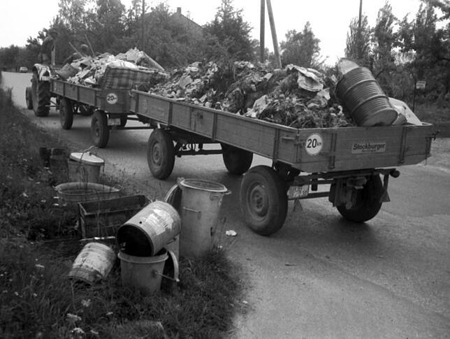 Müllabführ im Jahr 1962. Alles wurde in die Ziegelgrube nordwestlich der heutigen Kläranlage gefahren. Mülltrennung gab es nicht, aber ...