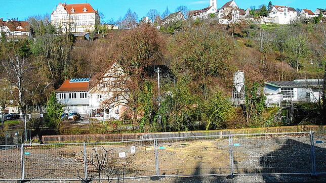 Bei der für dieses Jahr vorgesehenen Neugestaltung der Aacher Ortsmitte wird auch diese Baulücke verschwinden. Das Haus Mühlenstraße 1 ...